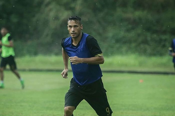 Raphael Maitimo saat mengikuti latihan bersama skuat PSIM Yogyakarta di Bogor pada 16 April 2019.