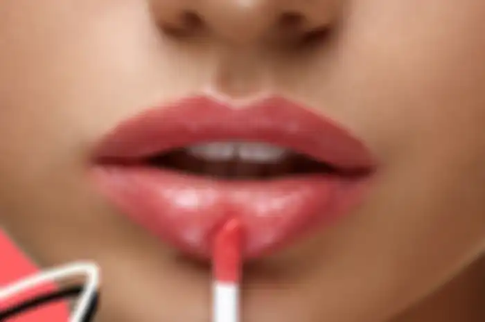 Ilustrasi memakai lip gloss