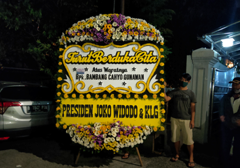 Rangkaian Bunga dari Presiden Joko Widodo Hiasi Rumah Duka Ayahanda Ivan Gunawan