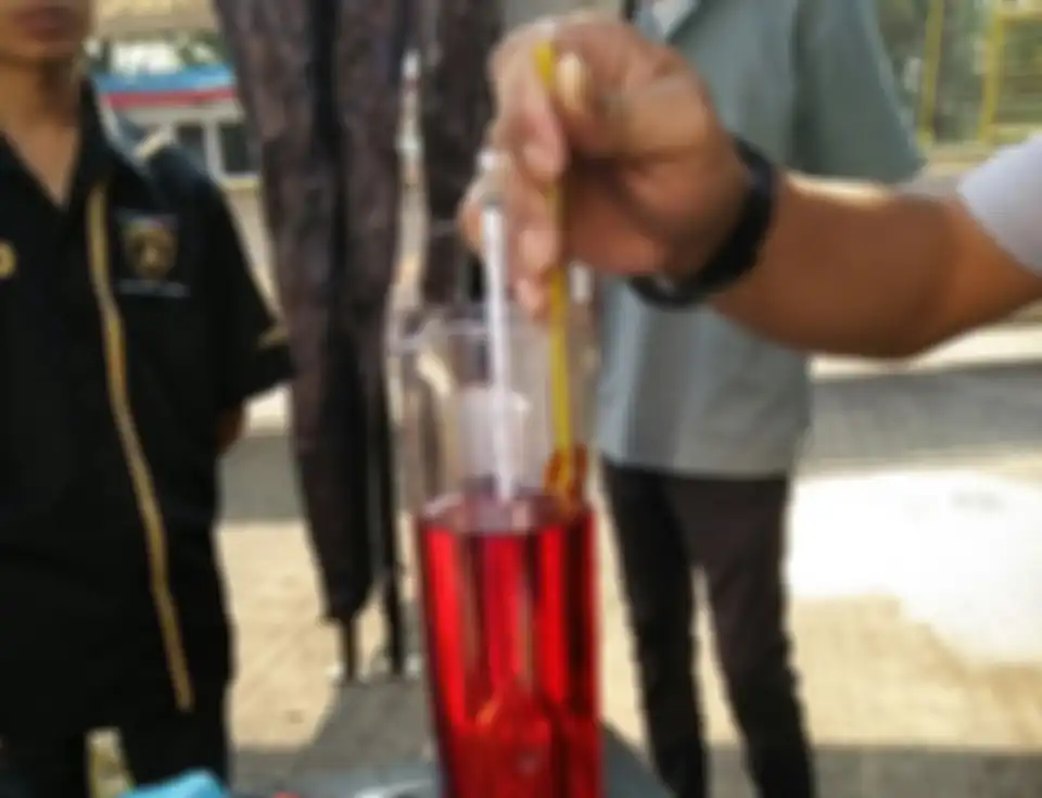 Pengecekan bensin disaksikan perwakilan tim balap IRS
