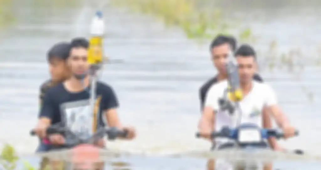 Kakak-beradik asal Malaysia dan motor amfibi ciptaan mereka