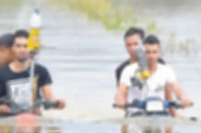 Kakak-beradik asal Malaysia bikin motor amfibi, ternyata bisa melewati banjir sampai setinggi dada