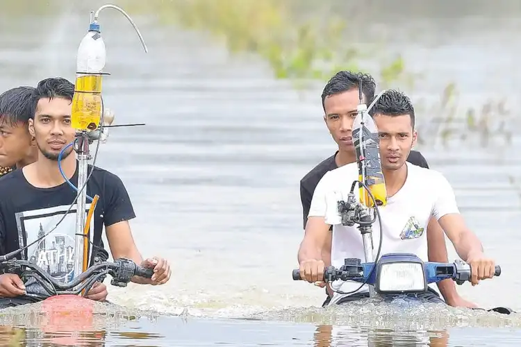 Simak Video Viral Kakak Beradik yang Ciptakan Motor Amfibi, Ternyata Mampu Lewati Banjir Sampai Setinggi Dada!