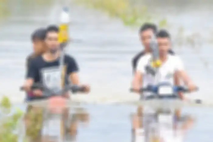 Kakak-beradik asal Malaysia bikin motor amfibi.