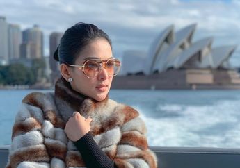 Bertamu ke Rumah Bos Mustika Ratu, Harga Sepatu Branded Syahrini Ini Harganya Fantastis!