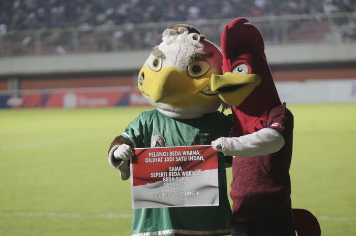 Maskot PSS Sleman dan PSM Makassar berfoto bersama sebelum laga Liga 1 2019 dimulai pada Jumat (23/8/2019) di Stadion Maguwoharjo, Sleman.