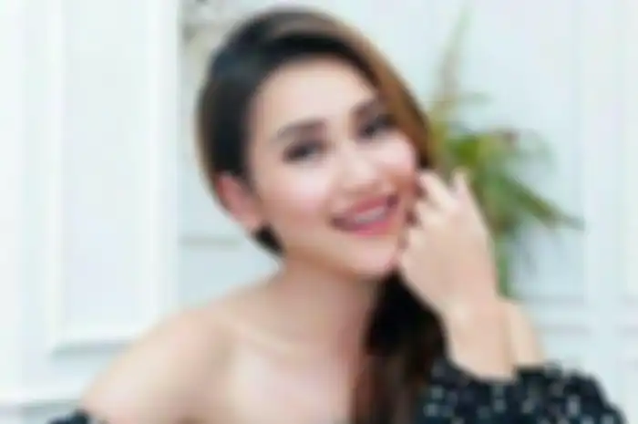 Ucapkan Selamat Hari Ibu dengan Unggah Foto Bersama Umi Kalsum, Tampilan Sederhana Ayu Ting Ting Pakai Mukena Tuai Pujian