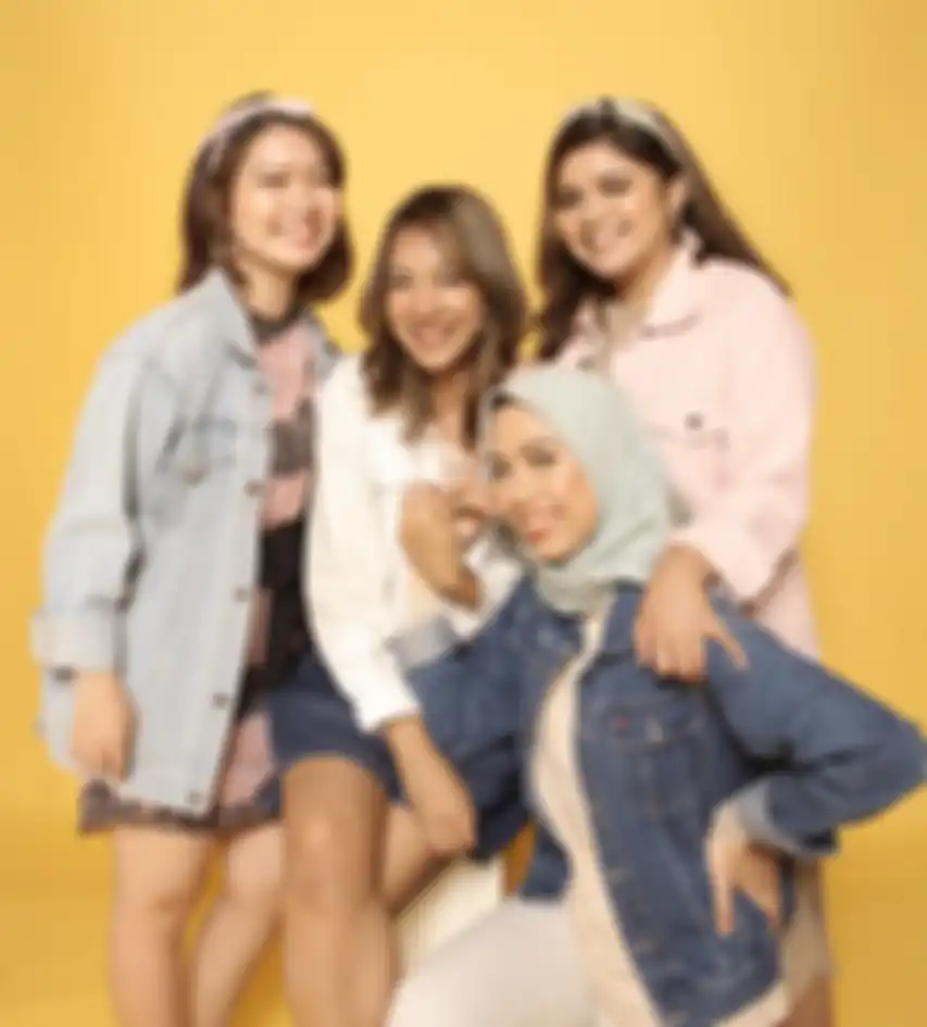 Tim redaksi Stylo dengan gaya makeup Camera Ready Look ketika melakukan sesi foto