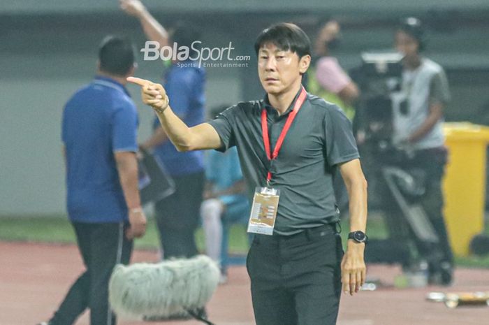 Pelatih timnas U-19 Indonesia, Shin Tae-yong, nampak sedang memberikan intruksi kepada para pemainnya ketika bertanding di Stadion Patriot Candrabhaga, Bekasi, Jawa Barat, 10 Juli 2022.