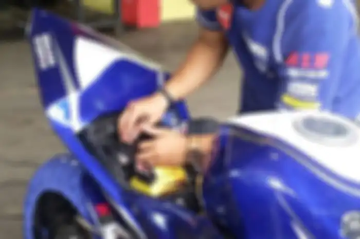 Pemasangan aki balap di motor balap