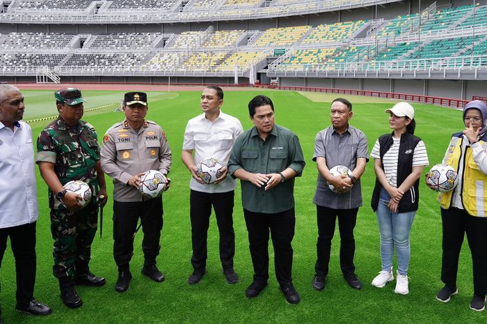 Ketua Umum PSSI, Erick Thohir, saat melakukan kunjungan ke Stadion Gelora Bung Tomo, Senin (13/3/2023)