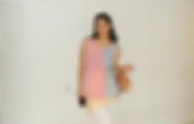 5 Inspirasi Outfit Warna Soft Pink Buat Cewek yang Pengin Tampil Manis