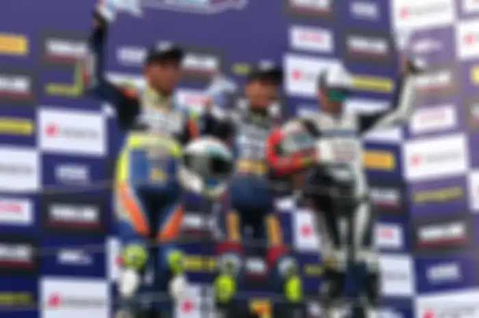 Podium All New R15 Pro Rider Ikhsan Lala (tengah) menang tipis dari Gupita Kresna (kiri) dan podium 3 direbut Wahyu Aji Tirlaksana