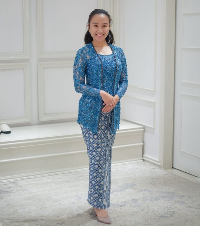 Kebaya biru yang digunakan dr. Meita saat hari konvokasi FINASIM.