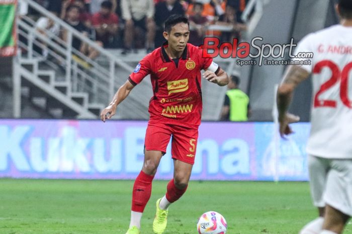 Rizky Ridho sedang menguasai bola dalam laga pekan ketiga Liga 1 2024 antara Persija Jakarta versus Persis Solo di Jakarta International Stadium, Jakarta Utara, Sabtu (24/8/2024) malam.