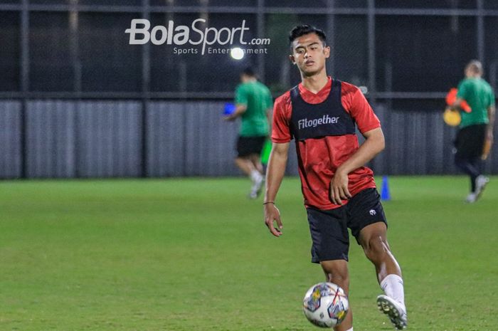 Bek sayap kiri timnas Indonesia, Pratama Arhan, sedang menguasai bola saat berlatih di Stadion JIS (Jakarta International Stadium), Jakarta Utara, Senin (27/3/2023) malam.