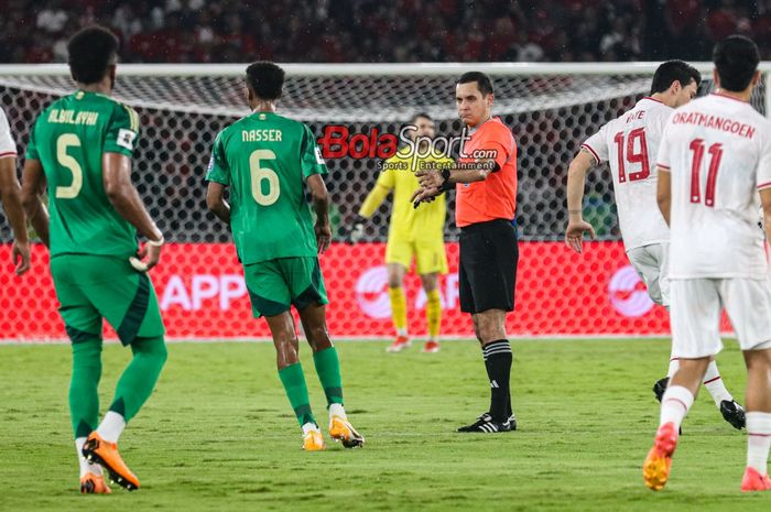 Wasit bernama Rustam Lutfullin sedang memimpin laga babak penyisihan grup C Kualifikasi Piala Dunia 2026 zona Asia antara timnas Indonesia versus timnas Arab Saudi di Stadion Utama Gelora Bung Karno, Senayan, Jakarta, Selasa (19/11/2024)