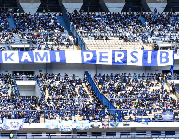 Spanduk dukungan dari suporter Persib Bandung saat lawan Arema FC.