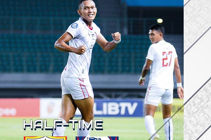 Selebrasi Ginanjar Wahyu usai membuka keunggulan Arema FC atas Bhayangkara FC di laga pekan ke-10 Liga 1 2023/2024 di Stadion Pakansari, Bogor, Jumat (1/9/2023)