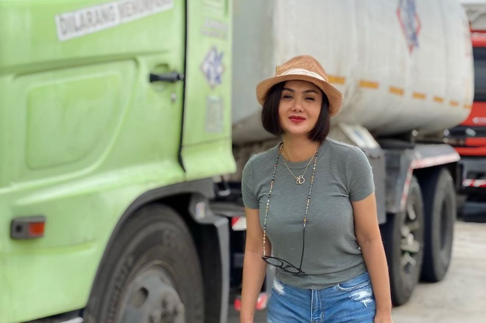 Yuni Shara tampil anggun dalam balutan kebaya hitam