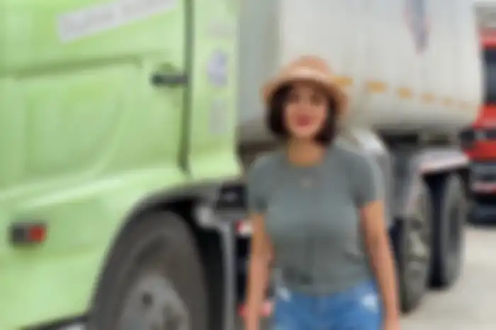 Yuni Shara tampil anggun dalam balutan kebaya hitam