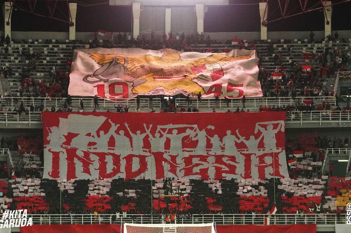 Suasana pendukung Timnas U-20 Indonesia saat menghadapi Vietnam di Stadion Gelora Bung Tomo, Surabaya, Minggu (18/9/2022) malam WIB.