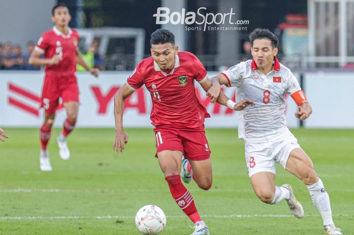 Striker timnas Indonesia, Dendy Sulistyawan (kiri), sedang menguasai bola dan dibayangi pemain timnas Vietnam bernama Do Hung Dung (kanan) dalam laga leg pertama semifinal Piala AFF 2022 di Stadion Gelora Bung Karno, Senayan, Jakarta, 6 Januari 2023.