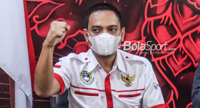 CEO PSIS Semarang, Yoyok Sukawi, sedang memberikan semangat dengan kepalan tangan  di Kantor PSSI, Senayan, Jakarta, 4 Maret 2022.