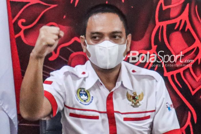 CEO PSIS Semarang, Yoyok Sukawi, sedang memberikan semangat dengan kepalan tangan  di Kantor PSSI, Senayan, Jakarta, 4 Maret 2022.