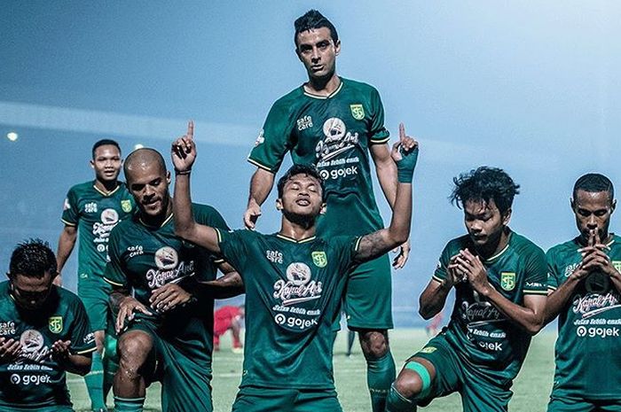 Pemain Persebaya Surabaya merayakan gol yang dicetak Osvaldo Haay saat melawan Kalteng Putra pada pekan ke-18 Liga 1 2019.