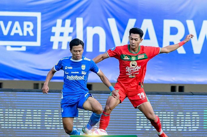 Suasana laga Persib vs Persebaya pada pekan kedelapan Liga 1 2024/2025 di Stadion Si Jalak Harupat, Kabupaten Bandung, Jumat (18/10/2024) malam WIB