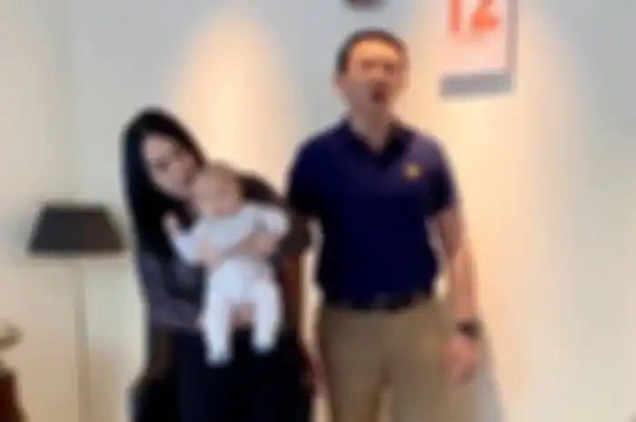 Ahok bersama Puput Nastiti Devi dan sang anak, Yosafat Abimanyu Purnama