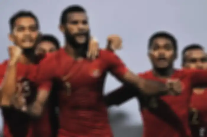 Marinus merayakan golnya pada pertandingan uji coba melawan Madura United.