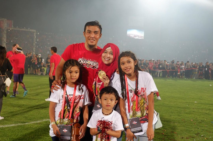 Okie Agustina bersama keluarganya