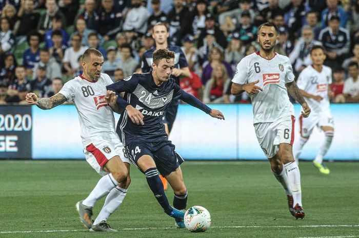 Aksi gelandang Bali United, Paulo Sergio, saat ingin merebut bola dari salah seorang pemain Melbourne Victory di AAMI Park, Australia, Selasa (21/1/2020).