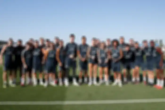 Para pemain Real Madrid pamer trofi yang didapat di Best FIFA Football Awards dalam sesi latihan