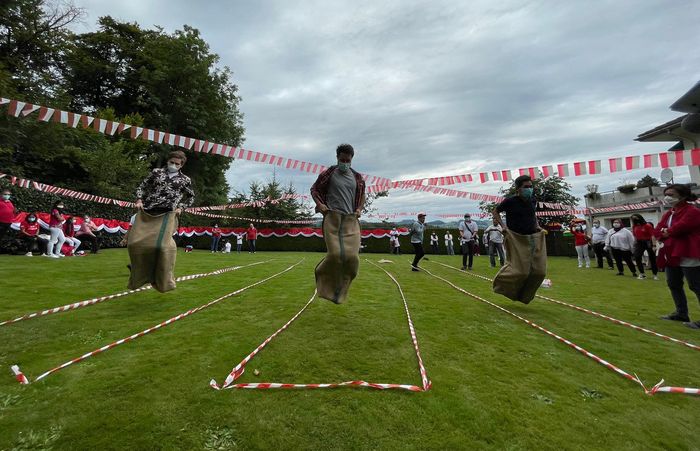 Ilustrasi lomba balap karung