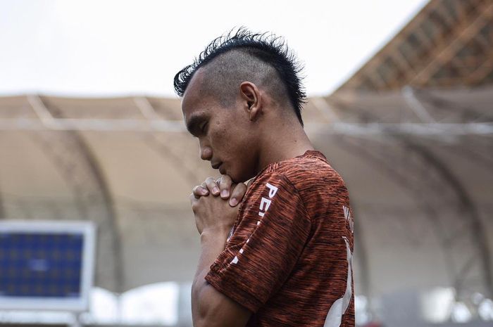 Pemain Persija Jakarta, Riko Simanjuntak, berdoa sebelum jalani warming up untuk persiapan hadapi Bali United di Stadion Wibawa Mukti, Cikarang, Minggu (5/5/2019).