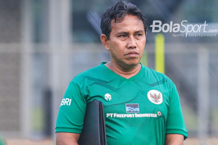 Pelatih timnas U-17 Indonesia, Bima Sakti, sedang memantau para pemainnya saat berlatih di Lapangan A, Senayan, Jakarta, Kamis (27/7/2023).