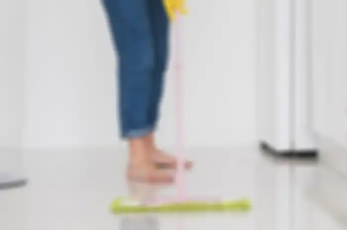 Cara mencuci kain pel agar kembali bersih.