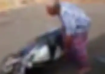 Viral, Video Sekumpulan ABG Membully Kakek Paruh Baya, Kasihan Motornya Sampai Dibanting