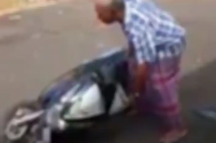 Kakek paruh baya dibully oleh para ABG hingga motornya dibanting