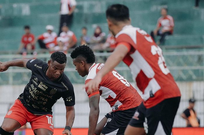 Suasana pertandingan Madura United Vs Bali United di Stadion Gelora Bnagkalan, Madura, Kamis (23/11/2023).