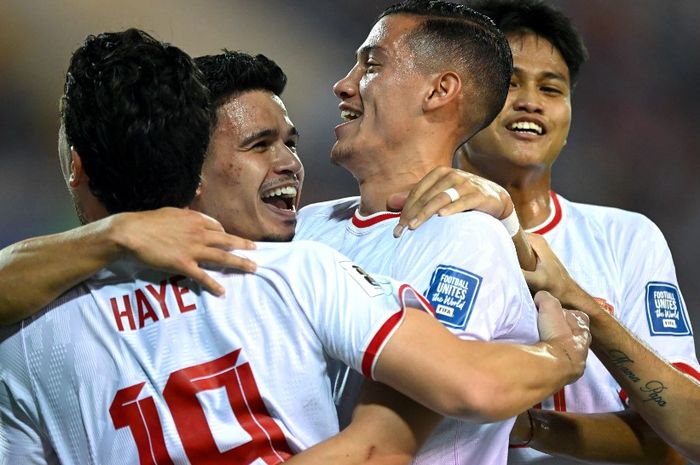 Para pemain Timnas Indonesia merayakan gol ke gawang Vietnam pada duel Kualifikasi Piala Dunia 2026 di Hanoi (26/3/2024).