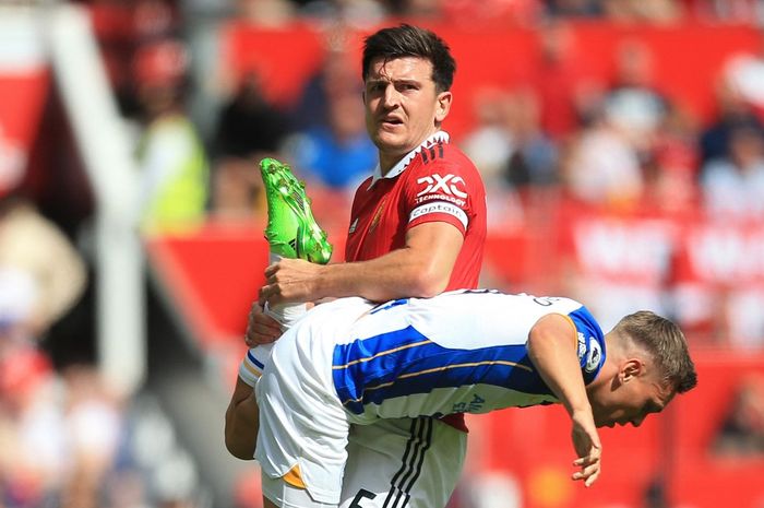 Aksi Harry Maguire mencegah pergerakan Leandro Trossard dalam laga Liga Inggris Manchester United vs Brighton di Old Trafford (7/8/2022).