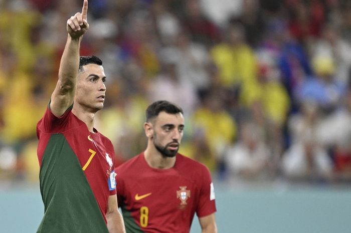 Cristiano Ronaldo dan Bruno Fernandes berada dalam satu lapangan saat membel Timnas Portugal.