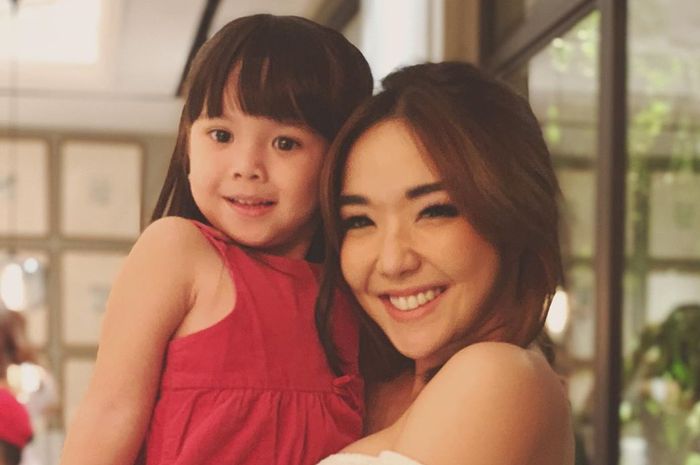 Ajak Gempi ke Fashion Show, Gisella Anastasia Tampil Seksi Pakai Jumpsuit Ketat