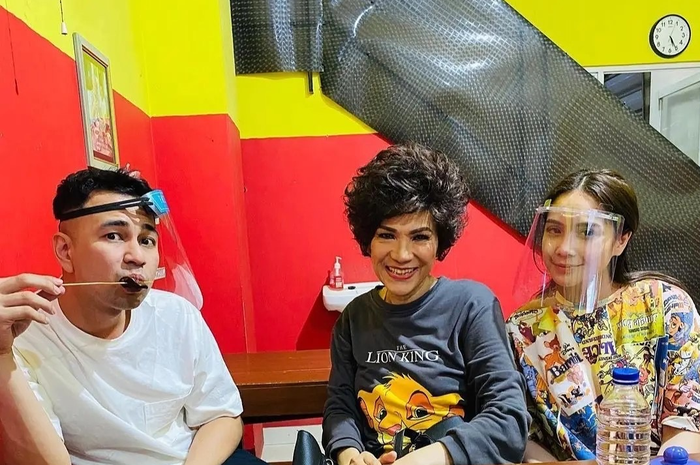 Kenangan indah foto bareng Raffi Ahmad dan Nagita Slavina, Dorce Gamalama banjir pujian dari netizen. Tangan Bunda Dorce ditusuk infus. 