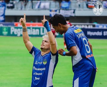 Selebrasi Rafael Rafinha usai mencetak gol untuk PSIM Yogyakarta lawan Nusantara United dalam lanjutan Liga 2 2024/2025 di Stadion Mandala Krida, Yogyakarta, Minggu (1/12/2024).