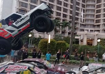 Mobil Jeep Terbang di Parkir Timur Senayan, Diperkirakan Lompat Setinggi 7 Meter